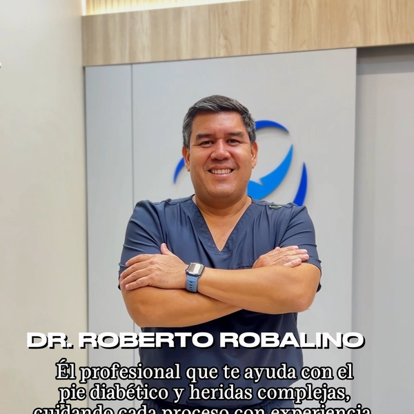 Dr. Roberto Robalino en consultorio SANAR